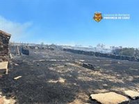 Un incendio declarado en un paraje de La Línea (Cádiz) obliga al desalojo preventivo en la zona alta de Venta Melchor