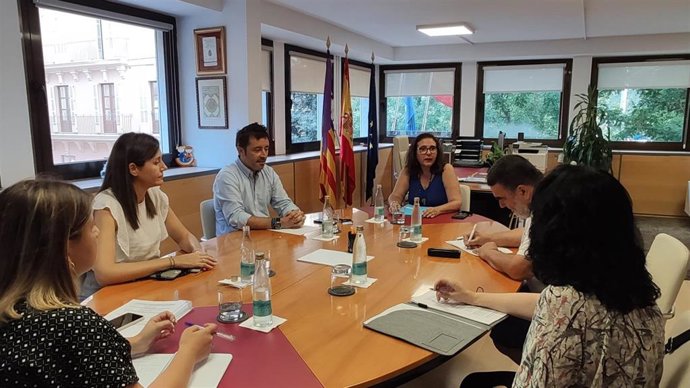 La consellera de Salud, Manuela García, se reúne con CCOO y UGT