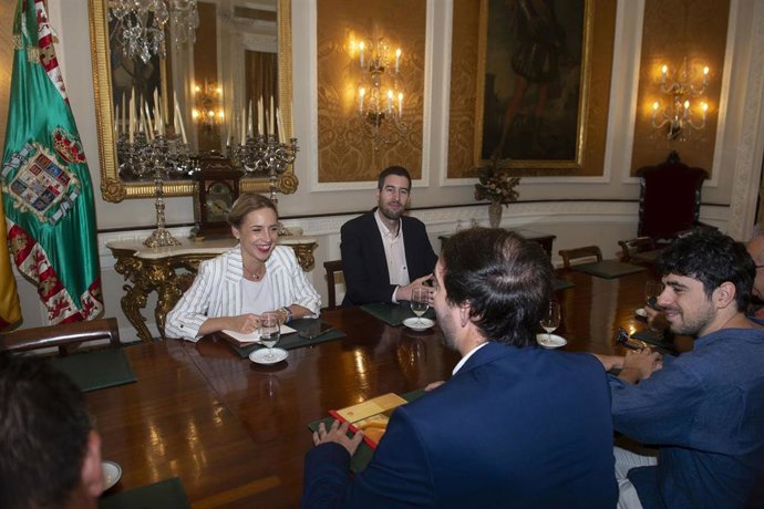 La presidenta de la Diputación de Cádiz, Almudena Martínez, se reúne con una delegación de la Asociación de Jóvenes Empresarios de la provincia de Cádiz (AJE)