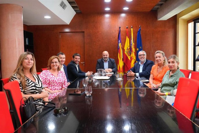 El alcalde de Palma, Jaime Martínez, se reúne con Essentally Mallorca