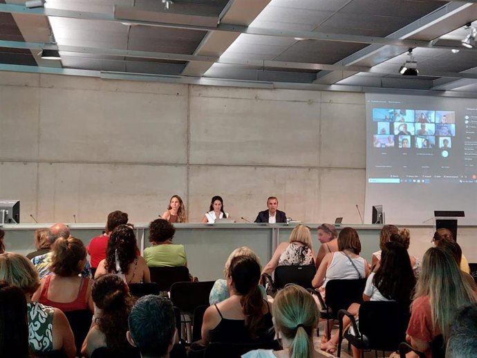 El conseller de Educación y Universidades, Antoni Vera, y la directora general de Primera Infancia y Atención a la Diversidad, Neus Riera, se reúnen con representantes de las 'escoletes' de la red complementaria para explicar la gratuidad 0-3 años.