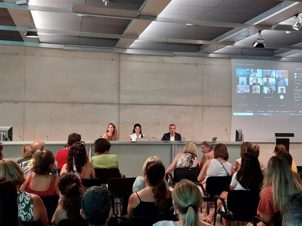 El conseller de Educación y Universidades, Antoni Vera, y la directora general de Primera Infancia y Atención a la Diversidad, Neus Riera, se reúnen con representantes de las 'escoletes' de la red complementaria para explicar la gratuidad 0-3 años.
