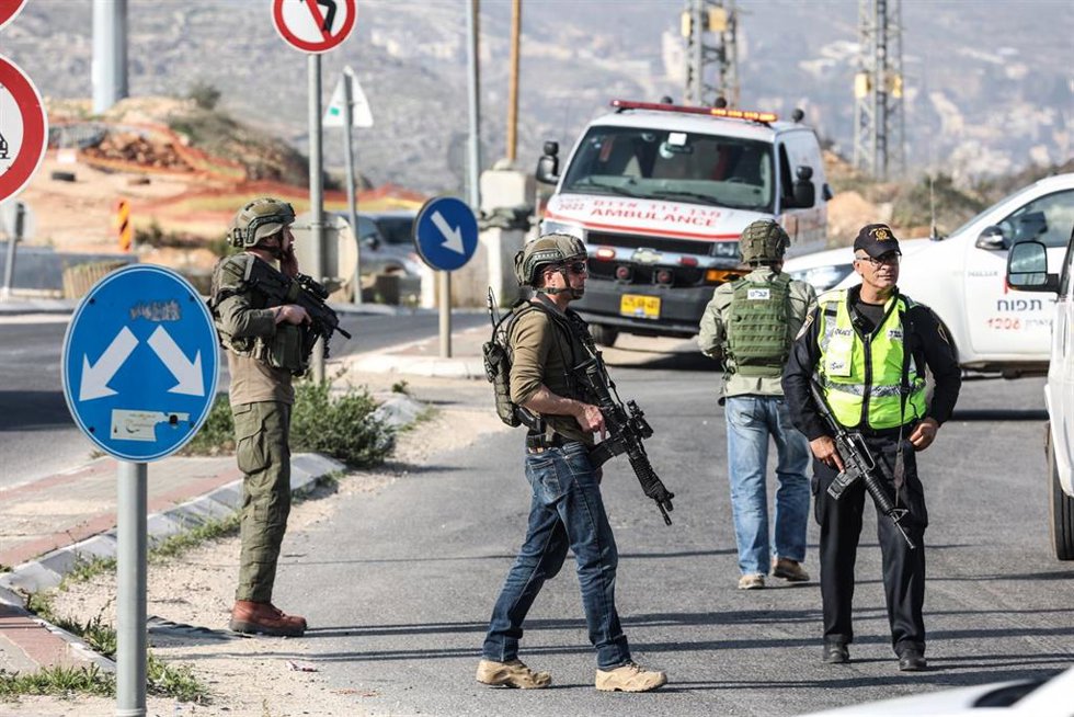 Archivo - Un control polciial en el asentamiento israelí de Kfar Tapuach,en Cisjordania