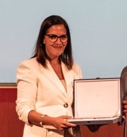 La directora de Recursos Humanos de Alcampo, Patricia González, recoge el galardón en los XXXII Premios FEDEPE