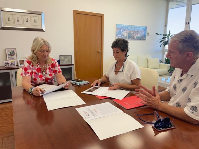 La delegada del Gobierno de la Junta de Andalucía en Cádiz, Mercedes Colombo, reunida con miembros del Colegio Oficial de Veterinarios de Cádiz