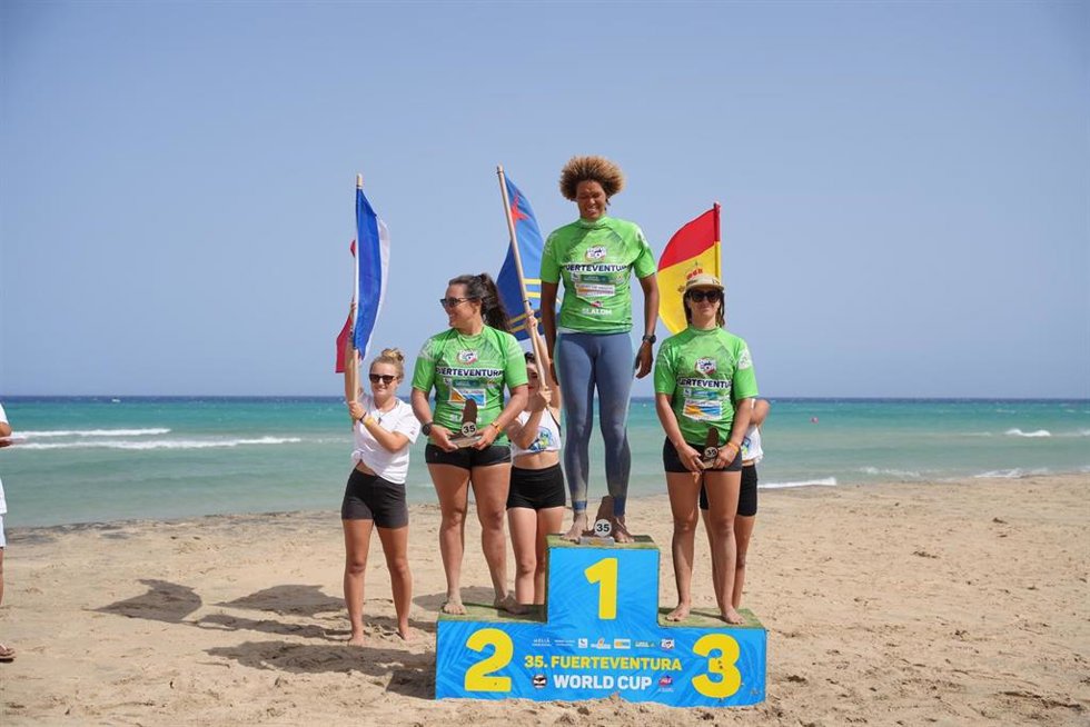 La española Blanca Alabau en el tercer escalón del podio de la prueba de Fuerteventura del Circuito Mundial de la PWA
