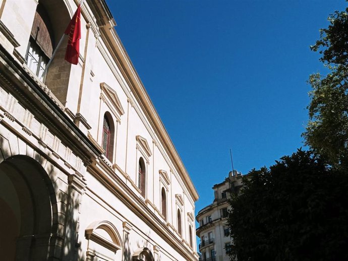 Archivo - Detalle de la fachada del Ayuntamiento hispalense.