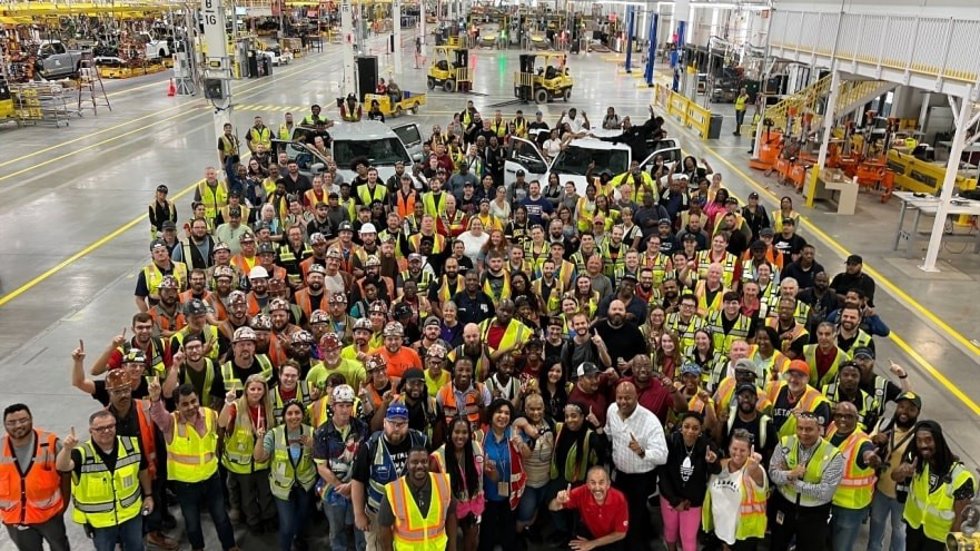 Ford reinicia la producción de la 'pickup' F-150 en su centro de vehículos eléctricos Rouge en Michigán.