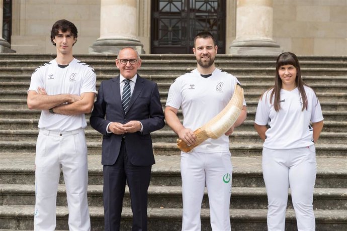 Ramiro González ha recibido a los organizadores y pelotaris del campeonato 'Blusa eta Neska Jai Alai'