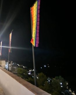 Banderas Lgtbi en el mirador del Forfe de Almáchar