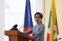 La UE califica de "gesto sin sentido" el indulto parcial a Suu Kyi y pide la liberación de presos políticos