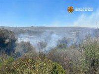 El incendio urbano en Santa Margarita, en La Línea (Cádiz), continúa activo y evoluciona bien