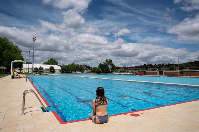 Archivo - Una persona al borde de la piscina 