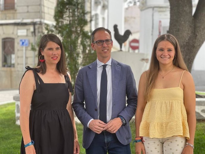 Archivo - Monserrat Paz (dcha.), con otros cargos públicos del PP, en una imagen de archivo.