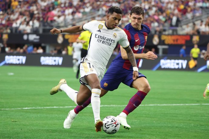29 July 2023, US, Arlington: Real Madrid's Rodrygo (L) and Barcelona's Andreas Christensen battle for the ball during the pre-season friendly soccer match between Barcelona and Real Madrid played at AT&T Stadium. Photo: William Volcov/ZUMA Press Wire/dpa