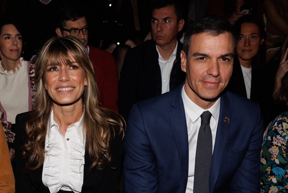 El presidente de Gobierno, Pedro Sánchez, asiste con su esposa, Begoña Gómez Fernández, al desfile de la diseñadora Teresa Helbig, en IFEMA Madrid, a 17 de febrero de 2023, en Madrid (España).