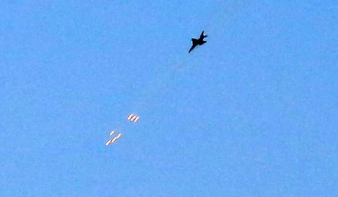 Archivo - Un avión sudanés sobrevuela la localidad de Bahri, en el norte de Jartum