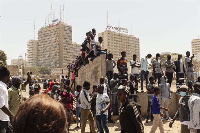 Archivo - March 8, 2021, Dakar, Dakar, Senegal: Protesters are inext to the court building and celebrate the verdict of the judge. Their political canditate Sonko is free to go home.