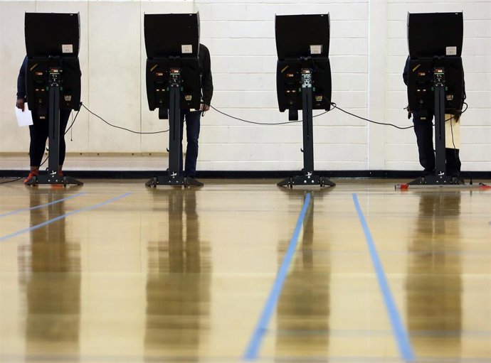 Archivo - Máquinas de votación electoral en Washington, Estados Unidos