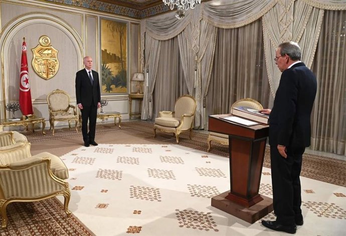 El presidente de Túnez, Kais Saied, en la toma de posesión del nuevo primer ministro, Ahmed Hachani