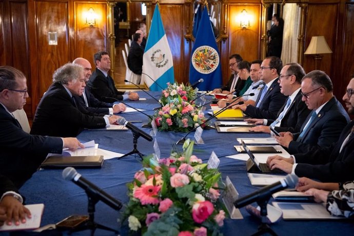 El secretario general de la OEA, Luis Almagro, y el presidente de Guatemala, Alejandro Giammattei