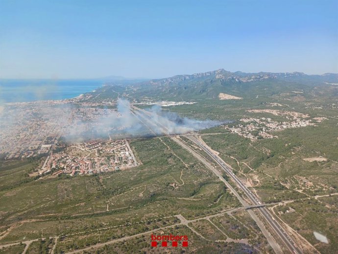 Imagen del incendio que quema este martes en Mont-roig del Camp (Tarragona)