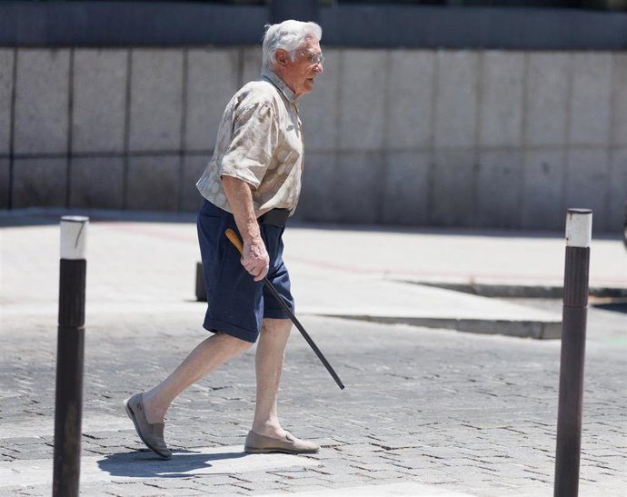 Un hombre mayor pasea con un bastón, a 24 de julio de 2023, en Madrid (España). La población mayor de 64 años en España está por encima del 20% del total y supera al grupo de personas menor de 20 años, lo que produce un "creciente desequilibrio" entre e