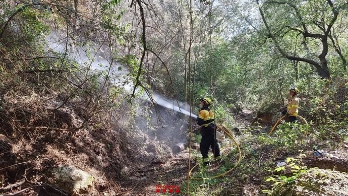 Un bombero trabaja en la extinción del incendio de Collbató (Barcelona)