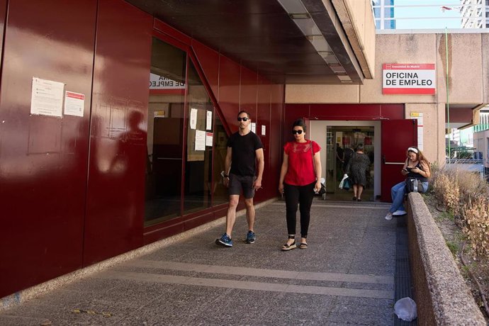 Dos personas salen de una oficina del SEPE en Madrid