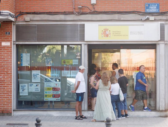 Varias personas frente a una oficina del SEPE 