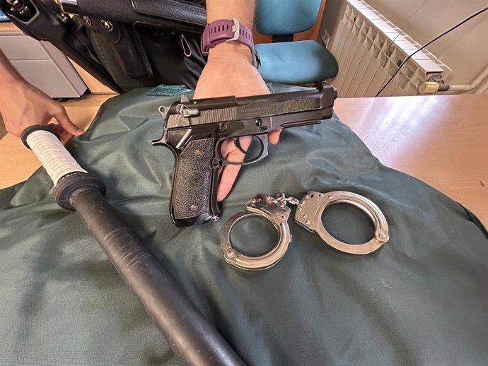 Los agentes han intervenido un arma simulada, unos grilletes y una defensa rígida