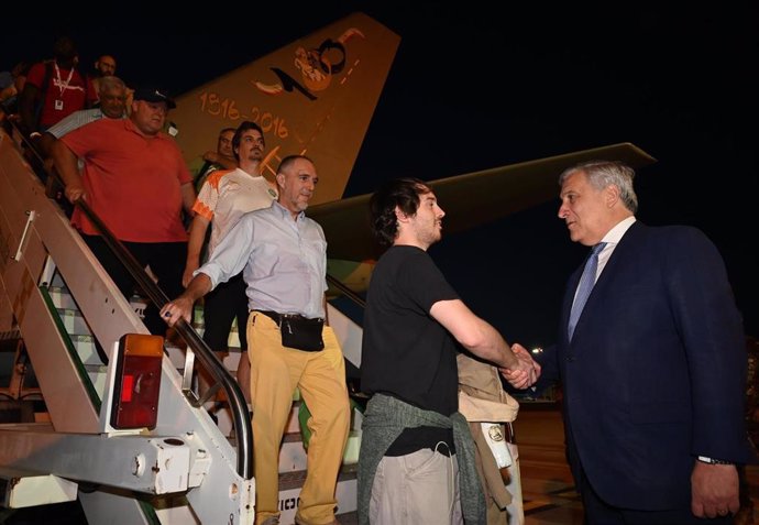 El ministro de Asuntos Exteriores de Italia, Antonio Tajani, recibe a su llegada a Roma al centenar de personas que han decidido salir de Níger tras el golpe militar.