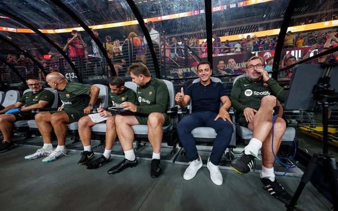 El entrenador del FC Barcelona, Xavi Hernández, hace el gesto de la victoria en el partido contra el AC Milan de la gira por Estados Unidos
