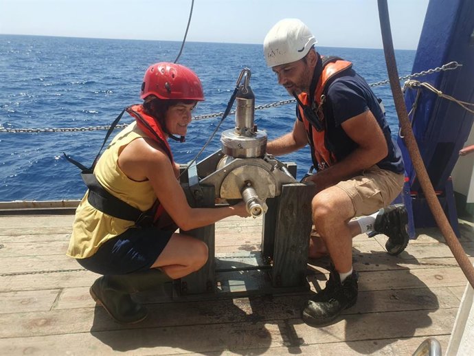 Foto de muestreo de fondo sedimentario con Draga Shipeck durante la campaña ZECMA-0723. Fuente IEO, ZECMA-0723