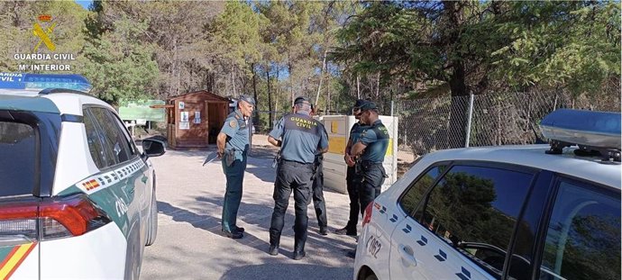 Agentes de la Guardia Civil en las Chorreras del Cabriel