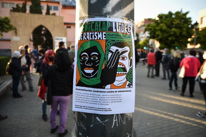 Archivo - Un cartel en el barrio de Benicalap, cuyos vecinos se manifiestan contra el racismo motivada por el ataque al grito de moro de mierda que sufrió un matrimonio del barrio 