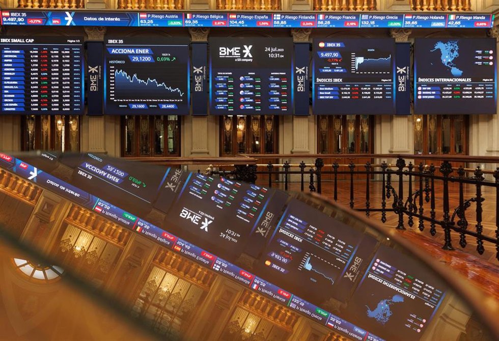Paneles del Ibex 35 en el Palacio de la Bolsa, a 24 de julio de 2023, en Madrid (España).