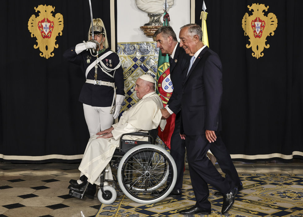 02 August 2023, Portugal, Lisbon: Pope Francis (2nd R) accompanied by Portuguese President Marcelo Rebelo de Sousa (R)