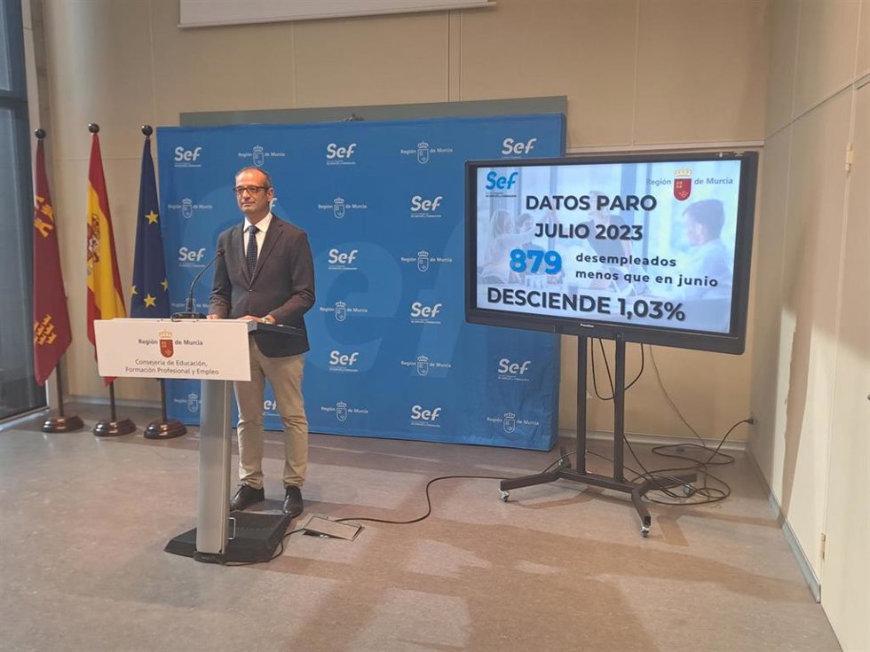 El consejero en funciones de Educación, Formación Profesional y Empleo, Víctor Marín, presenta los datos del paro del mes de julio