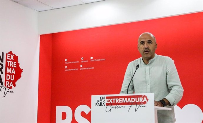El portavoz de Empleo del Grupo Socialista en la Asamblea de Extremadura, Juan Ramón Ferreira, en rueda de prensa