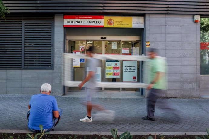 Varias personas pasan por delante de la oficina del SEPE del Paseo de las Acacias
