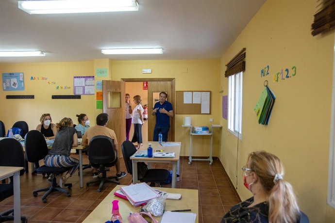 Archivo - Curso de formación organizado por el Ayuntamiento de Mairena del Aljarafe y visitado por el alcalde del municipio, Antonio Conde.