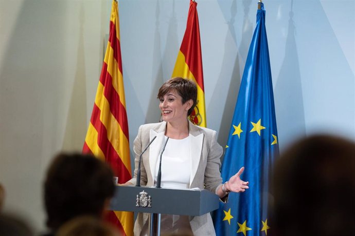 Archivo - La ministra Portavoz, Isabel Rodríguez, interviene durante el acto de la toma de posesión de su cargo, en la Delegación del Gobierno de Barcelona, a 13 de abril de 2023, en Barcelona, Cataluña (España). Carlos Prieto releva a María Eugenia Gay