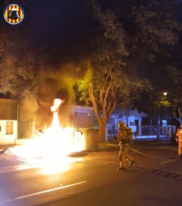 Un incendio en un grupo electrógeno ha afectado a la parte exterior de una nave situada en la localidad valenciana de Alberic