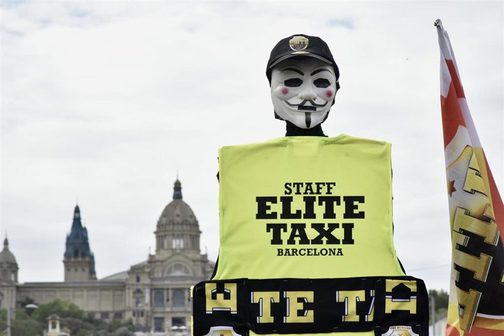 Archivo - Una careta con un chaleco de Élite Taxi durante una marcha lenta convocada por la entidad.