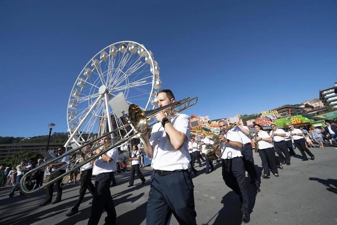 Archivo - Banda musical en barracas en Bilbao
