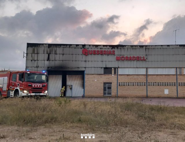 Imatge de la fàbrica de formatges incendiada aquest dimecres a Palamós (Girona)