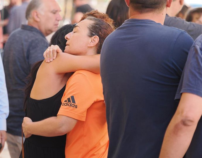 Varias personas lamentan frente al inmueble en el que sucedió el incendio por una explosión de gas, en la calle Goya de Valladolid, a 2 de agosto de 2023, en Valladolid, Castilla y León (España). 