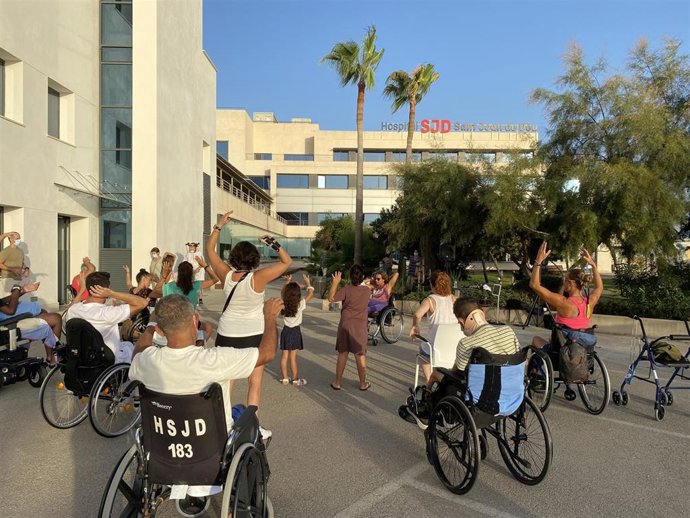 Una clase de zuma a pacientes con lesiones medulares en el Hospital Sant Joan de Déu Palma-Inca