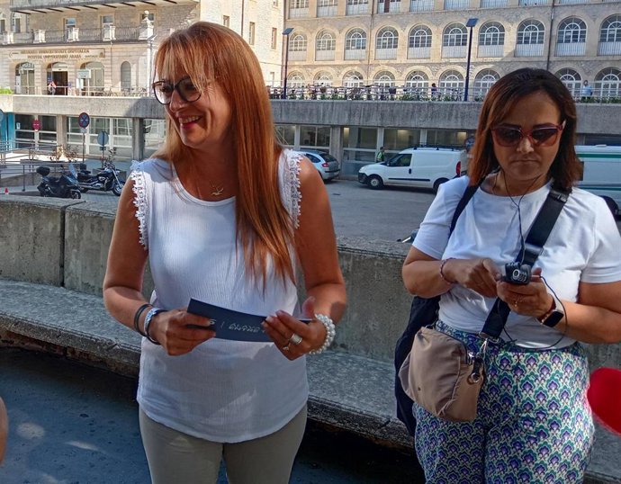 Salazar ha analizado la situación de la atención sanitaria en una comparecencia frente al hospital de Santiago
